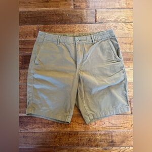 Uniqlo Shorts Chino Men's Flat Front Tan Waist 33-36 inches